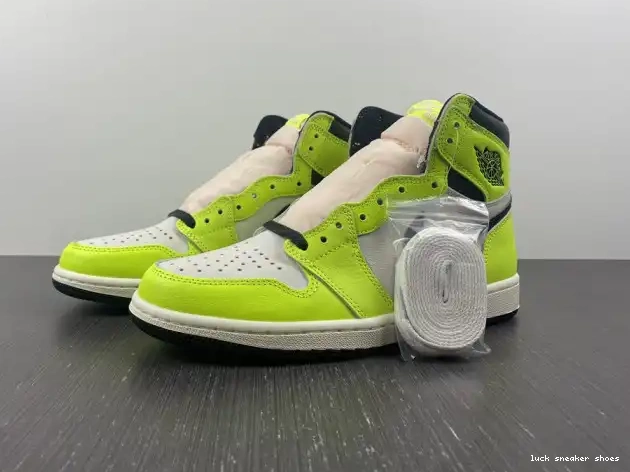 LUCY Jordan Air 1 High OG 555088-702 Volt 0526